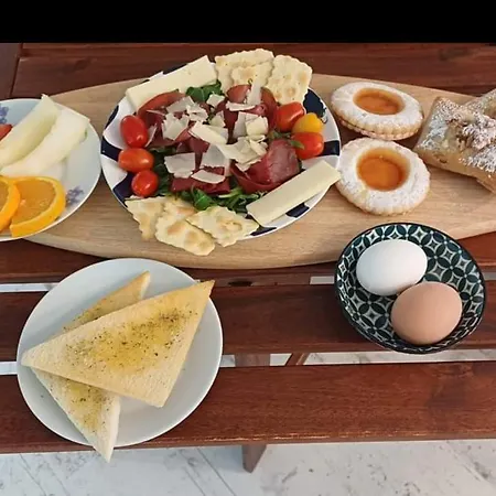 Invito Al Viaggio Oda ve Kahvaltı Giardini Naxos