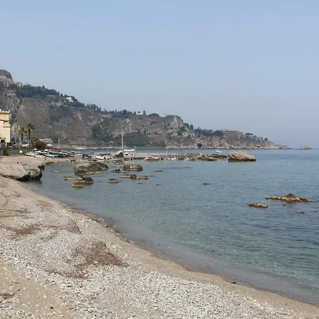 Invito Al Viaggio Oda ve Kahvaltı Giardini Naxos