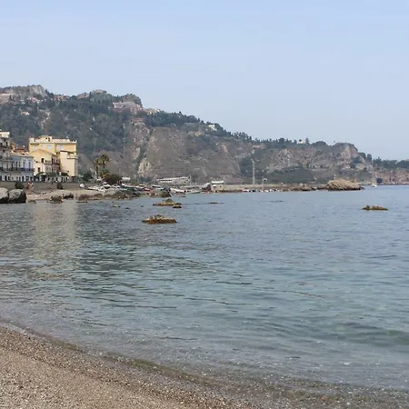 Invito Al Viaggio Oda ve Kahvaltı Giardini Naxos